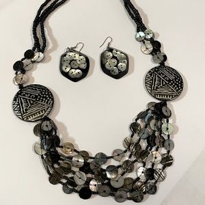Beautiful shiny mini disc necklace. Beachy and black beaded set